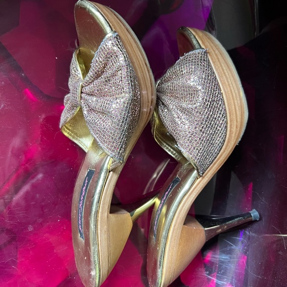 Betsey Johnson Polly rose gold slides, worn a couple of times✨ - Picture 2 of 8